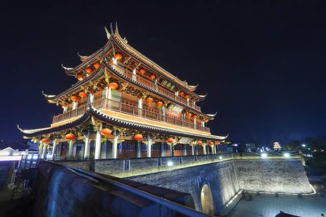 潮州古城住宿,推窗即见广济楼,牌坊街夜景太美了_腾讯新闻