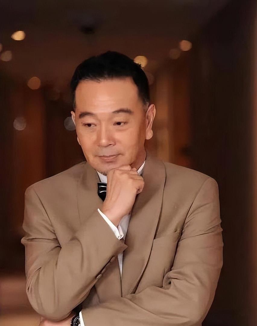 原来他低调定居上海多年，妻儿早已移居国外，69岁却仍为生活奔波_腾讯新闻