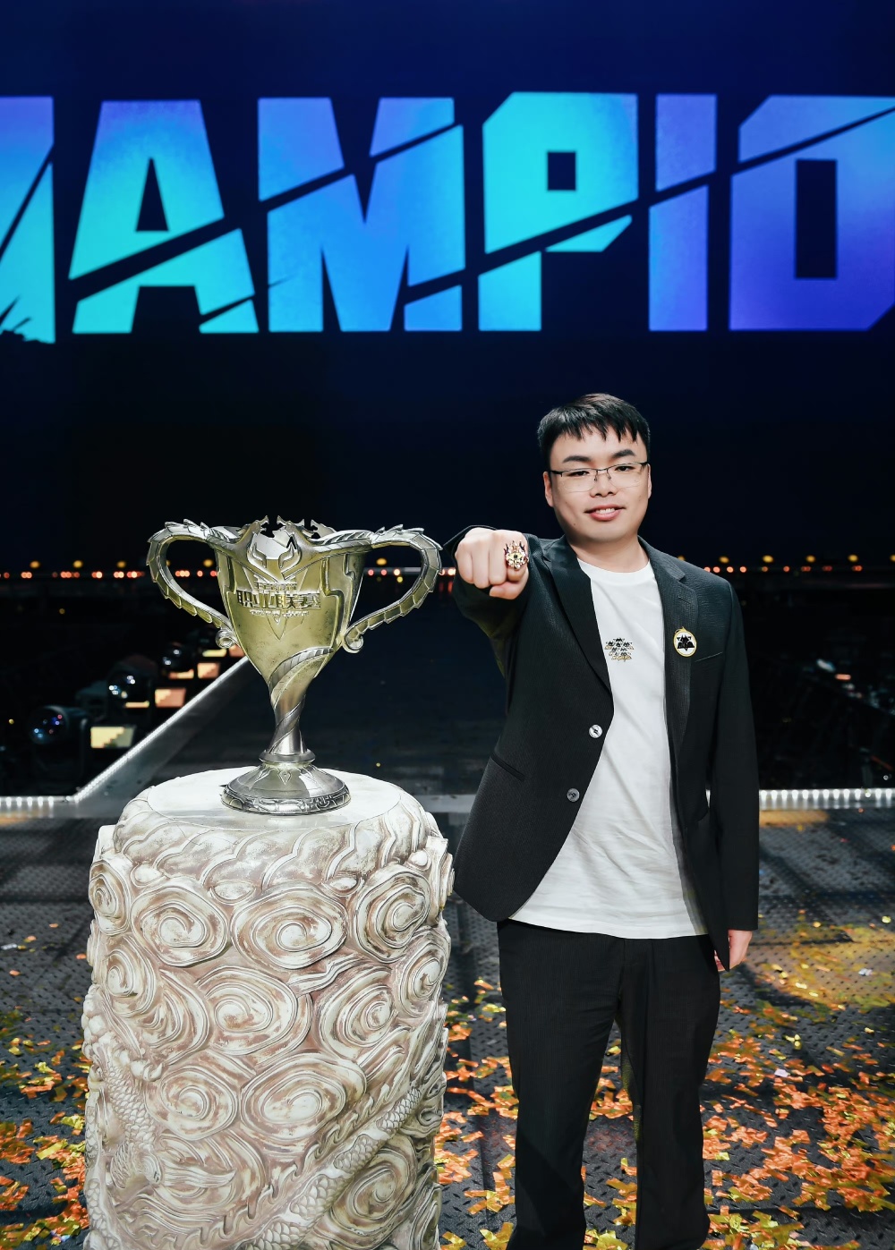 如今kpl真正缺的可能不是强力选手,而是教练!