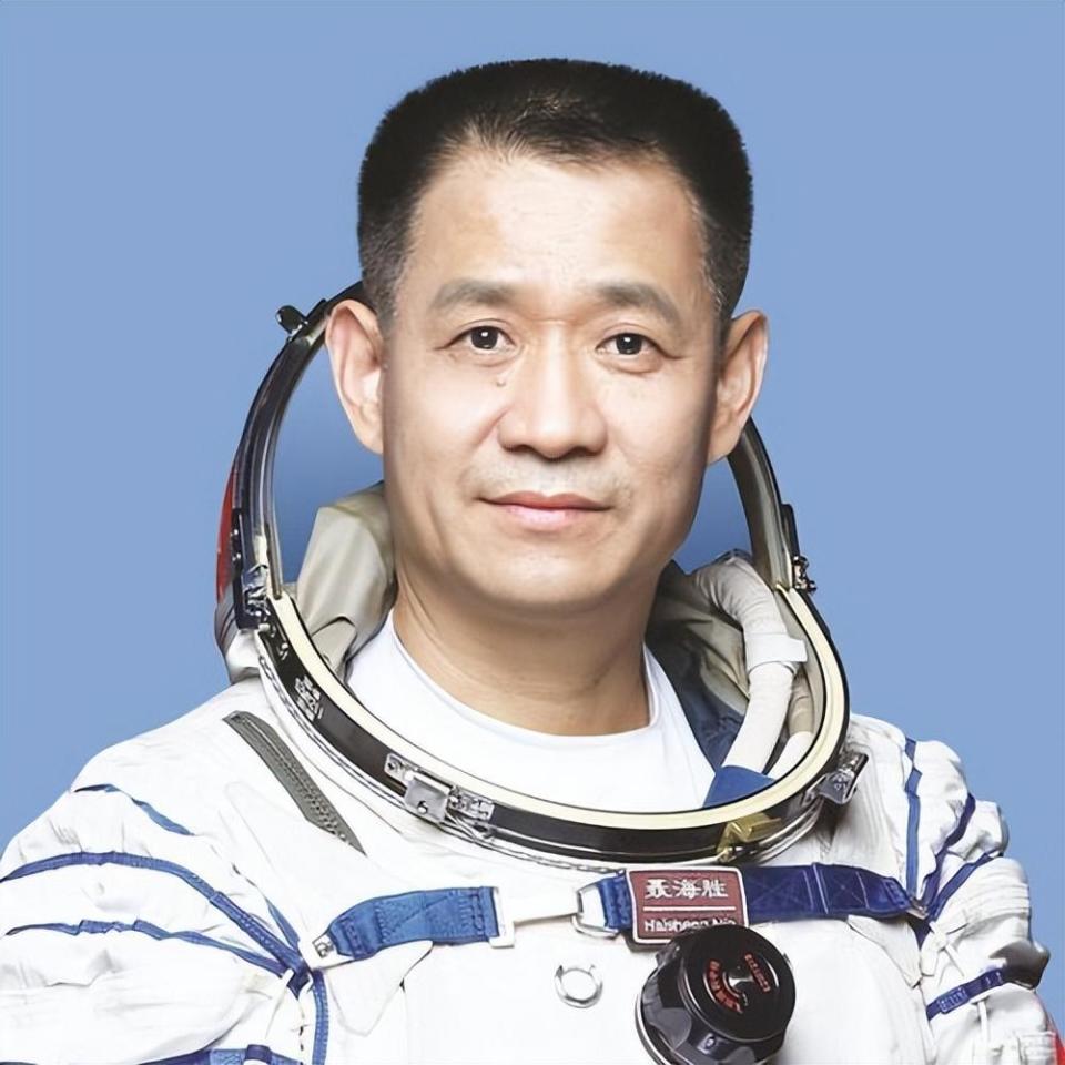 凭借着坚韧不拔的毅力和对航天的热爱,一步步攀登至"航空少将"的高峰