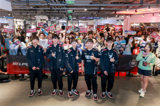 edg获胜办粉丝见面会乌兹的喜悦溢于言表女粉长得太像阿水女友