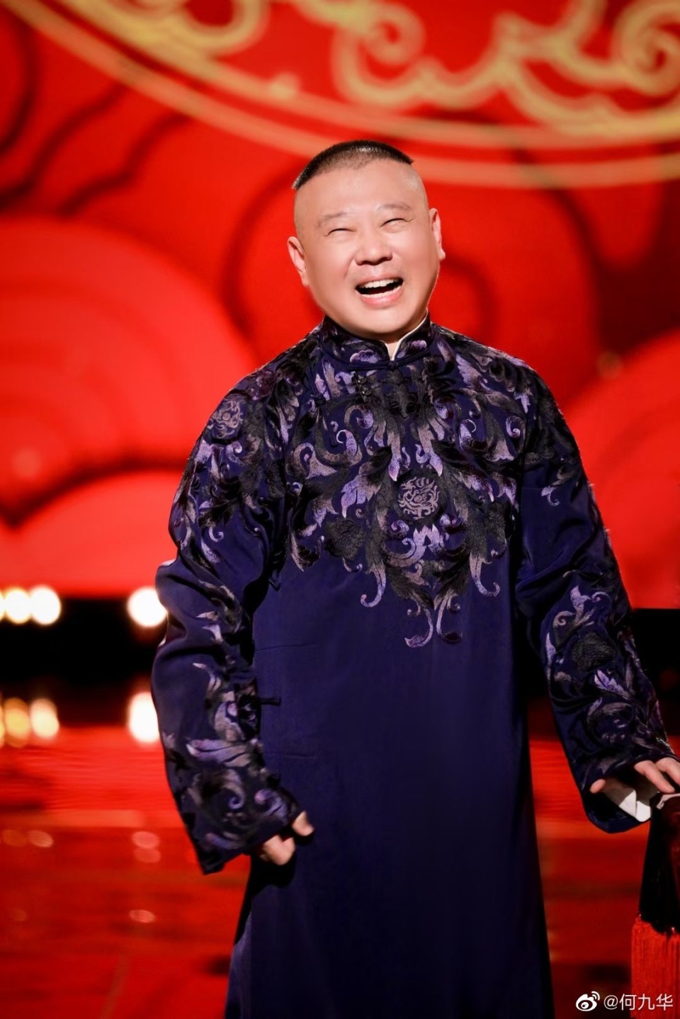 郭德纲迎50大寿,孟鹤堂再次送蟒袍,岳云鹏连续13年发生日祝福_腾讯