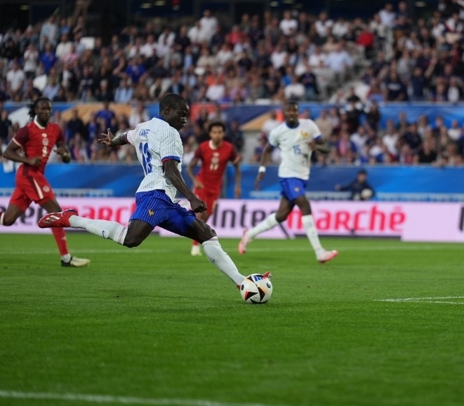 姆巴佩错失绝杀,拜仁边锋创神奇纪录,加拿大零封法国!