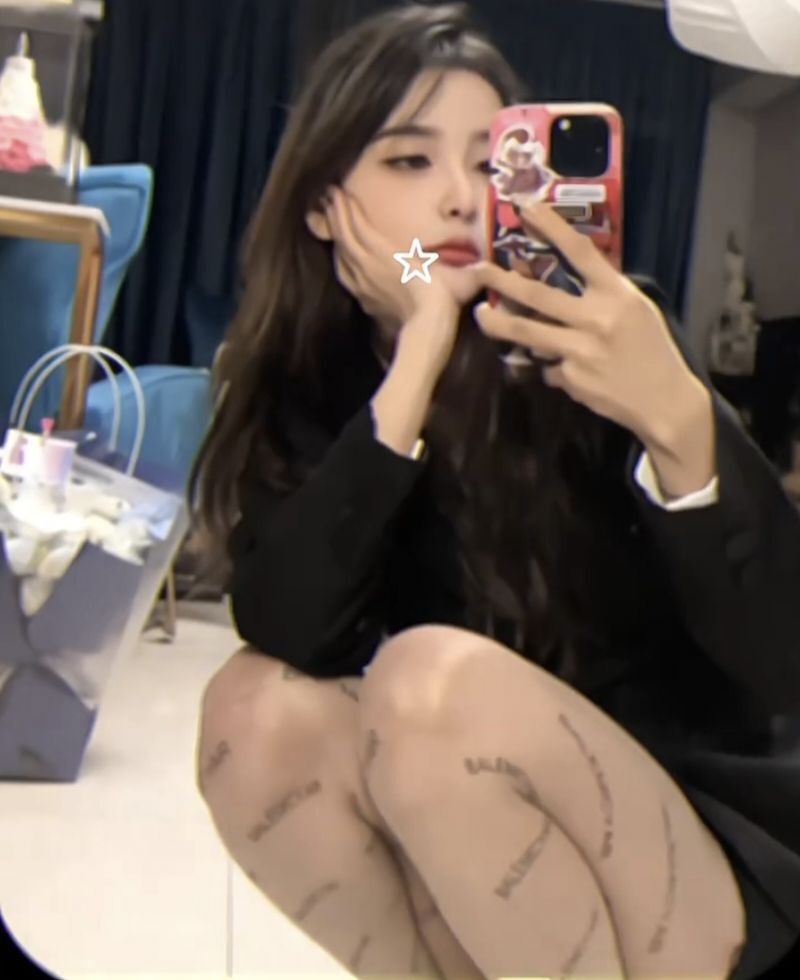 rita晒巴黎世家带字丝袜!粉丝发出灵魂质问:你为什么没有人追?