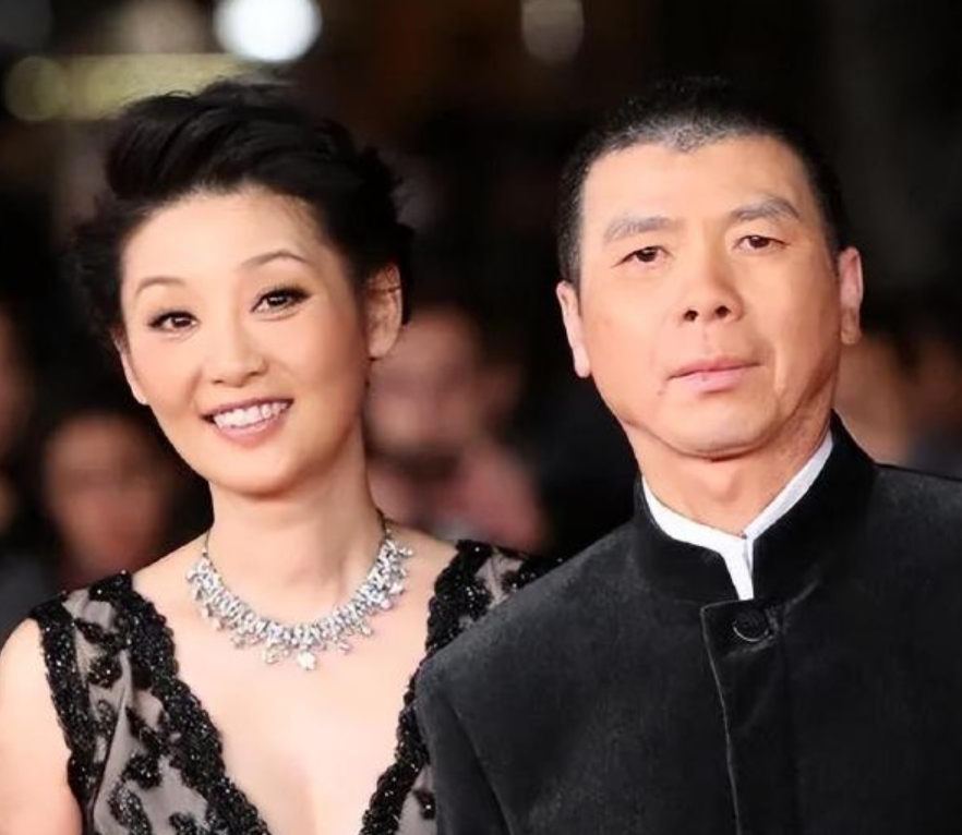 当时冯小刚与徐帆结婚10年,早就被传出婚姻亮红灯,而他与神秘美女过夜