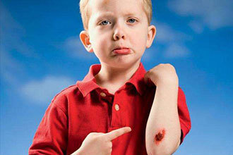 清洗宝宝发生擦伤后,家长可以用生理盐水对伤口进行清洗.