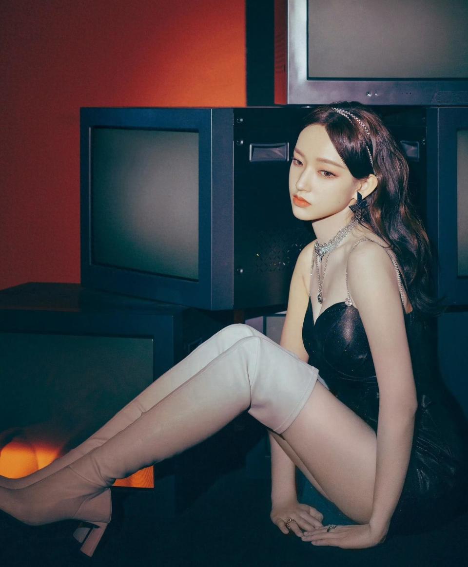 程潇这身"夜港风"太绝了!黑皮裙 长靴,甜辣御姐直接抄