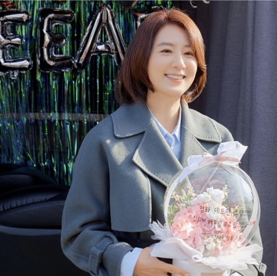 金喜爱短发搭配美瞳散发独特魅力,《deadman》造型惊艳众人