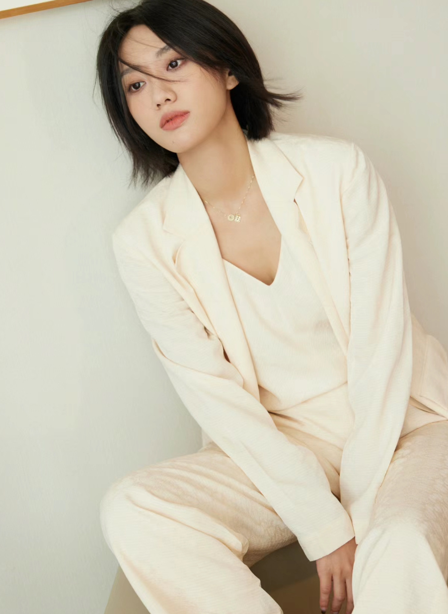 闫妮女儿撞脸张小斐?曾被骂人丑演技差,如今凭霸气短发翻盘?_腾讯新闻