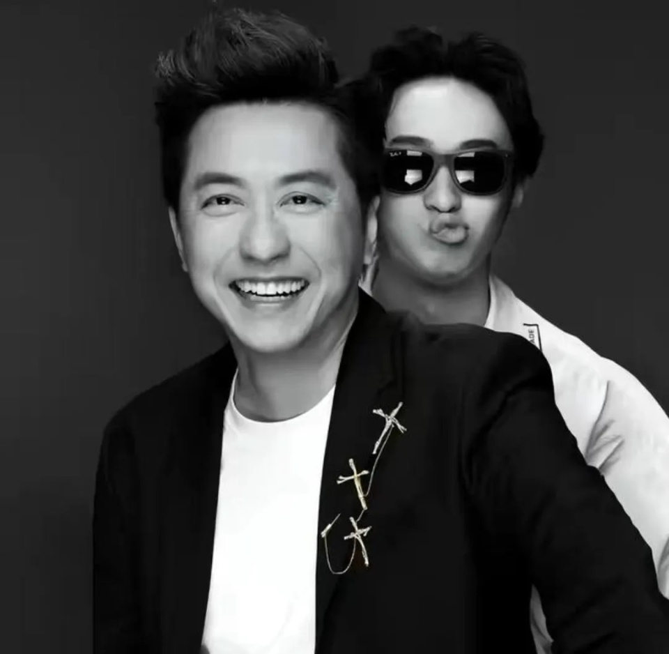 庾澄庆伊能静出席儿子毕业典礼,先后晒出合影,三人或迎世纪同框