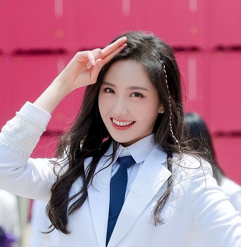 昔日的她才5岁的时候,就主持过《阳光快车道》少儿节目,而父母也感知