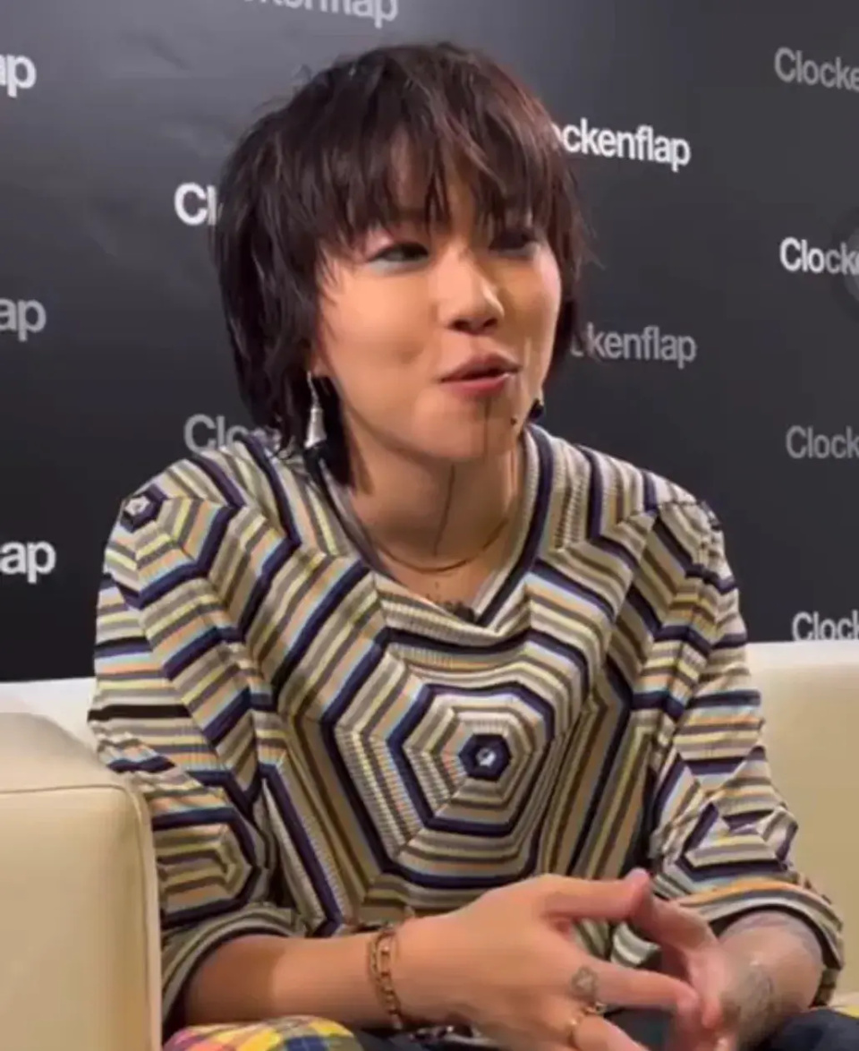 窦靖童和王菲曾拒绝巴黎名媛舞会理由是做作现在看童童太酷了
