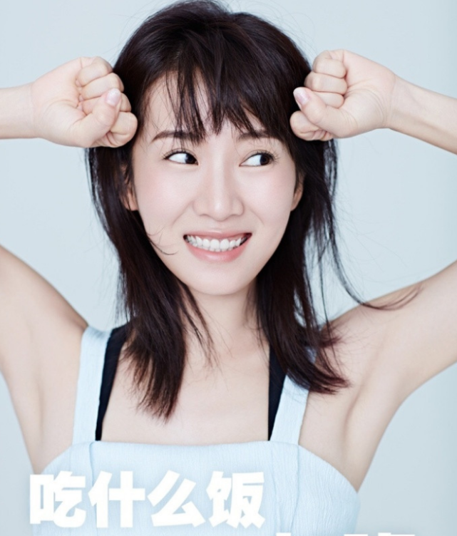 阔太李念官宣怀三胎手抚孕肚母爱满满嘟红唇卖萌少女感依旧