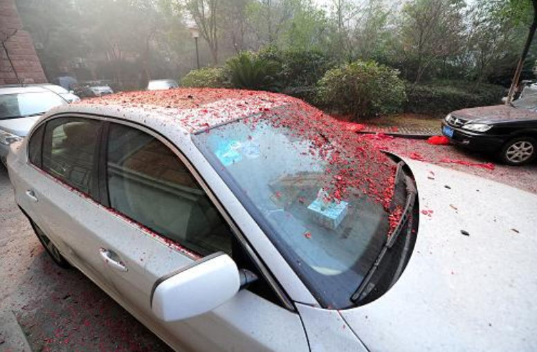 过年汽车被鞭炮炸到了怎么办?学会这几招让车平安过年!_腾讯新闻