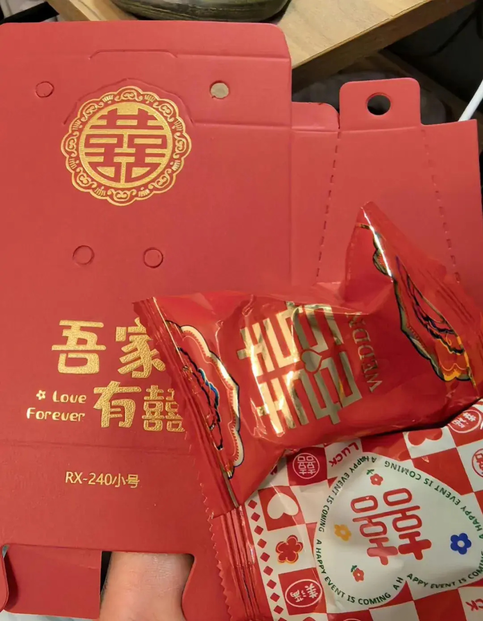 汪小菲发喜糖了!领证当天会给顾客发糖,分享喜气,反被吐槽太抠门