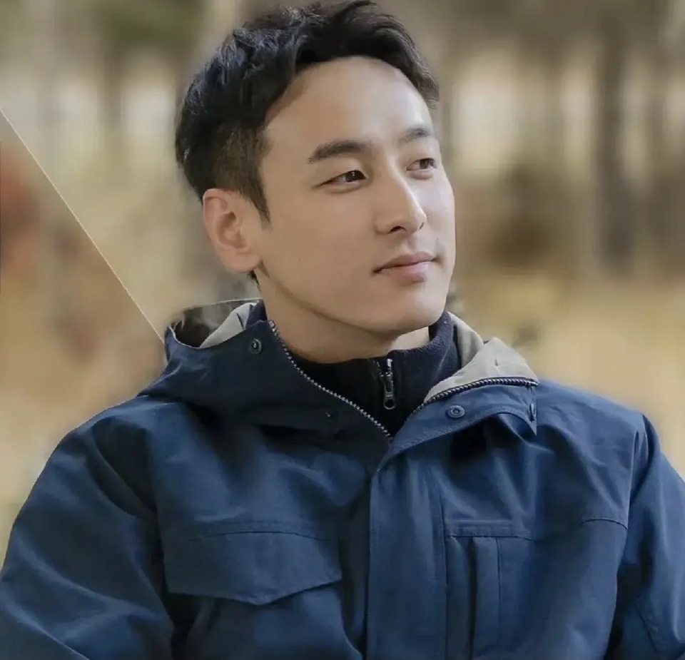 明明同一人演完一路朝阳演故乡别来无恙摘下眼镜愣是没认出