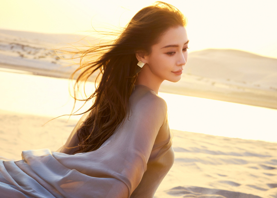 杨颖近照美上热搜，沙漠神女风造型太惊艳，35岁的状态真是绝了！_腾讯新闻