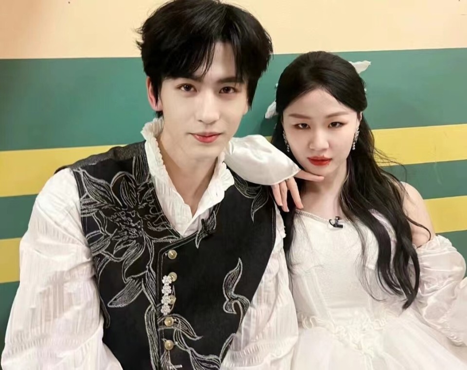 没想到金靖回复:谈着呢.张艺兴连忙说"哦哦".针对金靖的