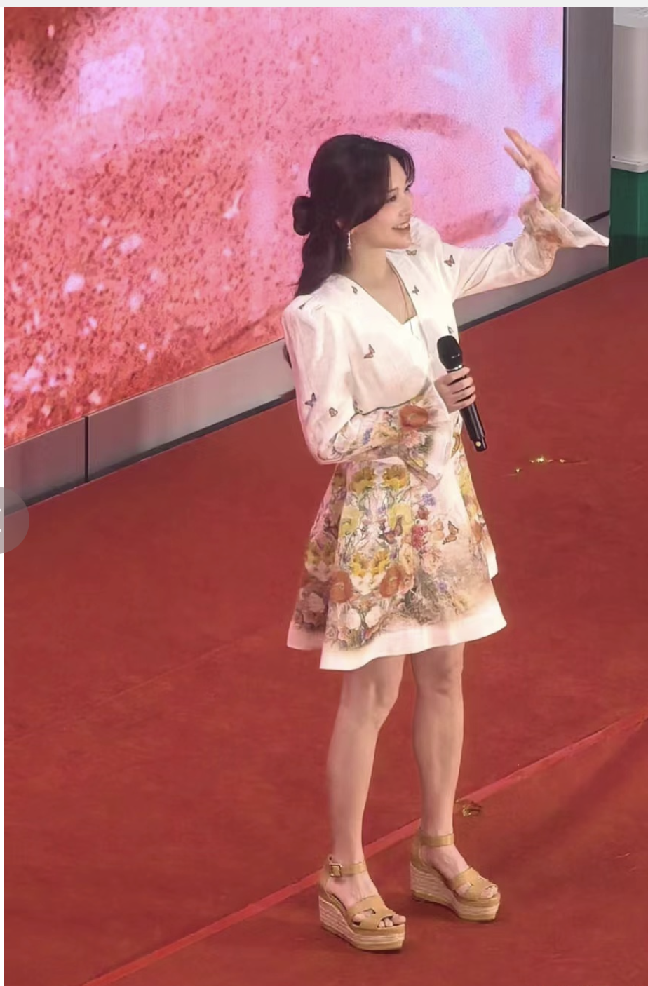 41岁金莎商演被偶遇,一身碎花裙7450元,清新的妆容像30岁小姑娘