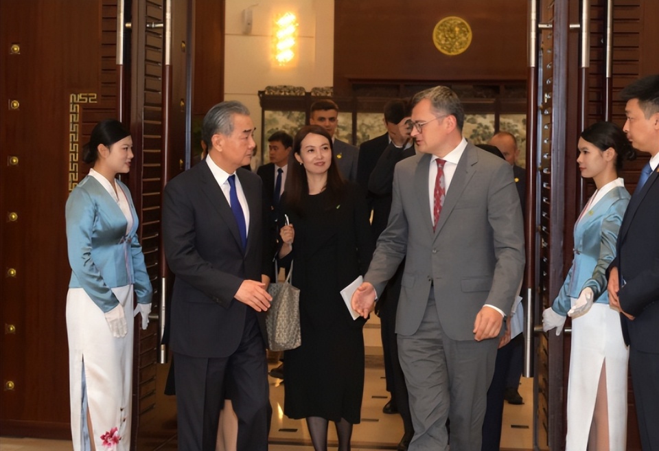 在他动身之前,乌克兰驻华大使馆的账号还发布了库列巴录制的两则视频