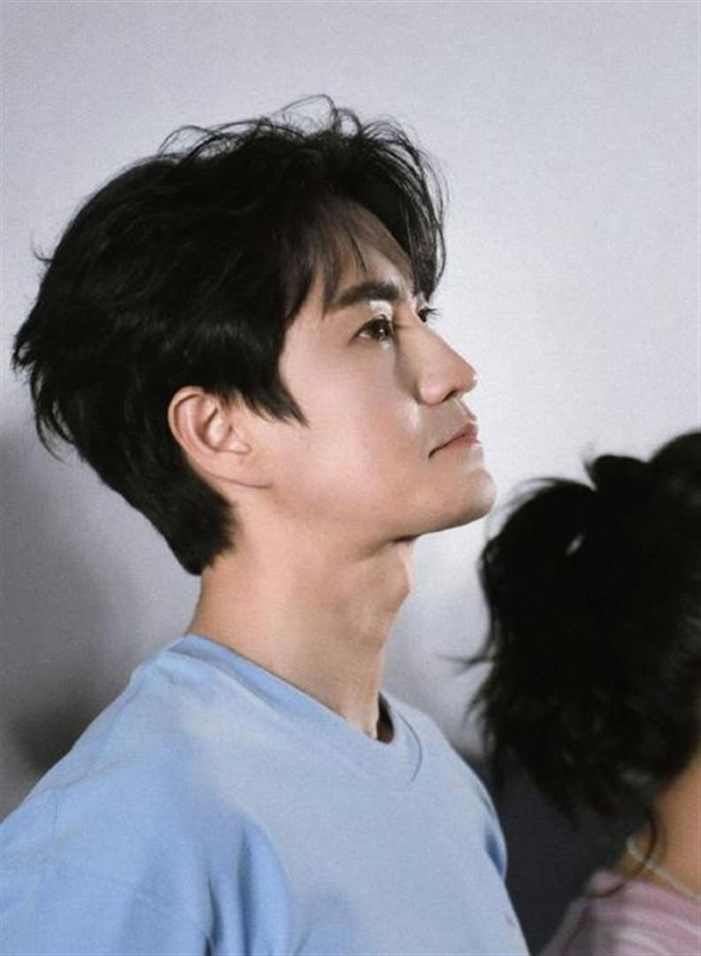 父亲是国家一级演员，母亲是珠宝师，39岁的大明星，却成父母心病_腾讯新闻