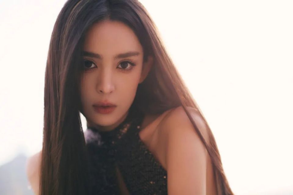 古力娜扎工作室晒美图露背吊带装惊艳亮相烟熏红唇尽显复古风情