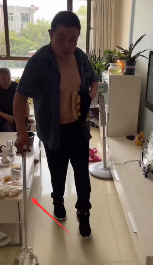 中风后五大姥爷的手脚都变得不利索了,走路有时需要拄着拐杖才行,可