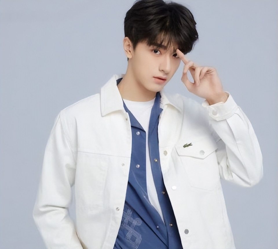 凭颜值吸粉无数,与胡歌同公司,25岁的林一终于要火了!_腾讯新闻