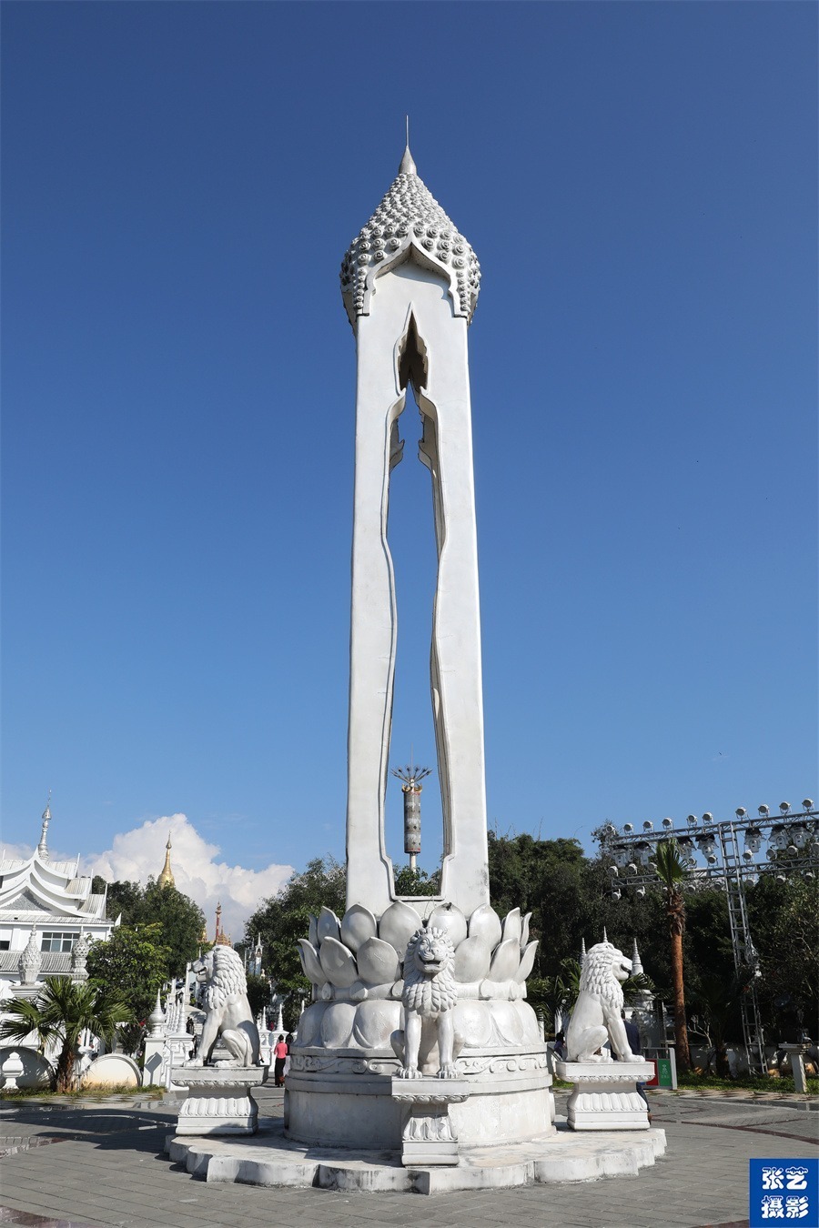 被誉为黎明之城-德宏芒市,仿佛穿越东南亚 ,千年银塔独领风骚