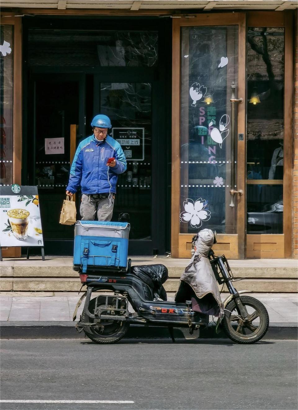 暑假短期培训、实习忙，哈啰数据显示00后大学生租电动车占近六成_腾讯新闻