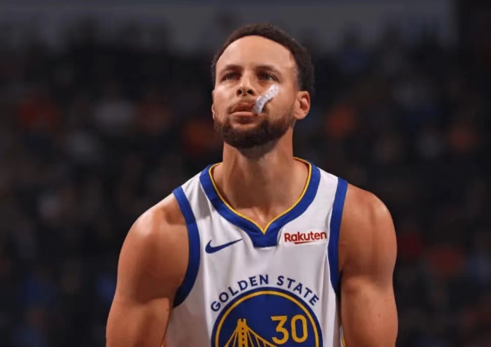 勇士一边发挥最好的是库里,本赛季库里这么打绝对有机会去冲击mvp