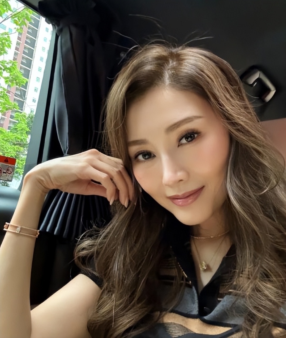 在颜值保养与个人状态方面,李嘉欣一直没有输过,甚至不少网友称岁月给