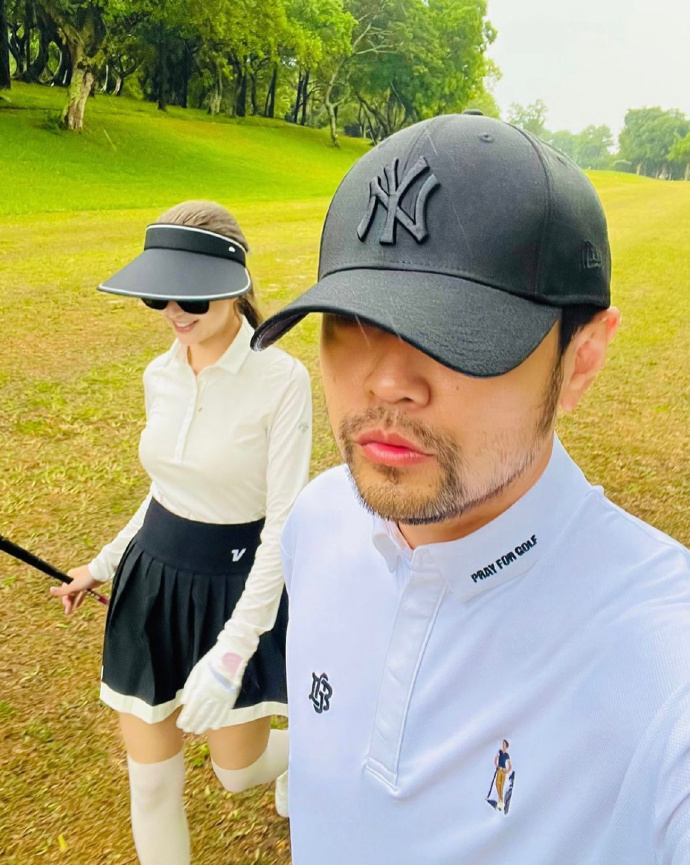 周杰伦带老婆打高尔夫与昆凌比耶卖萌狂撒糖结婚8年甜蜜如初