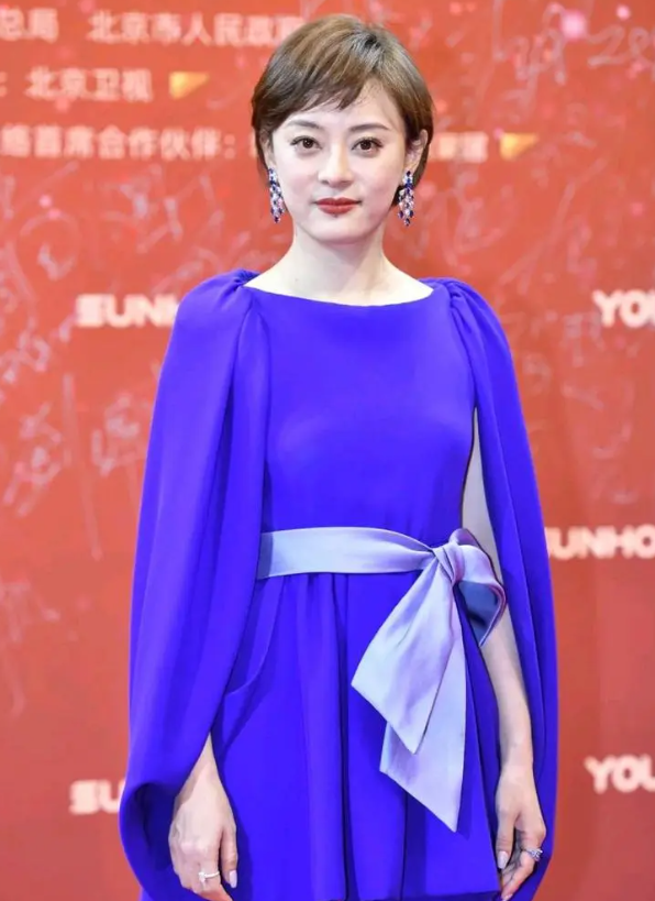 孙俪最新杂志大片惹争议,嘴叼有毒道具摆姿势,网友担心不良引导