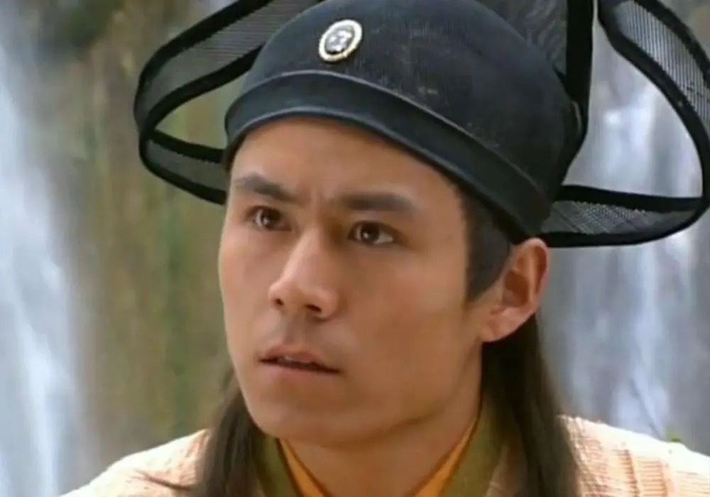 扮演者常铖,年轻时演过《东游记》的韩湘子,温文儒雅,多才多艺,不食