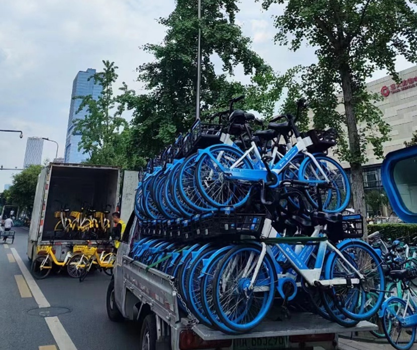 规范共享单车停放 成都高新区政企联合上街引导