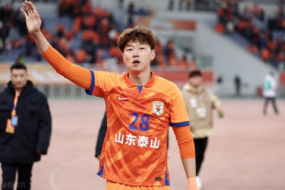 高准翼进球之后,他也是非常兴奋,跟队友进行了激情庆祝.