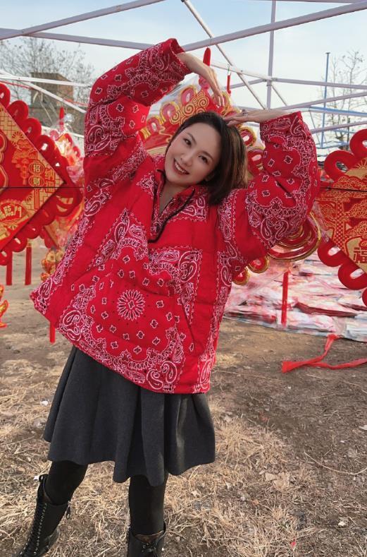 程莉莎跟老公郭晓东回农村老家过年,穿着厚棉袄赶集,好接地气_腾讯