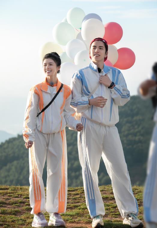 蔡卓宜王大陆紧贴着站在一起歪头看向窗外的夜景,身高只到男友肩头的