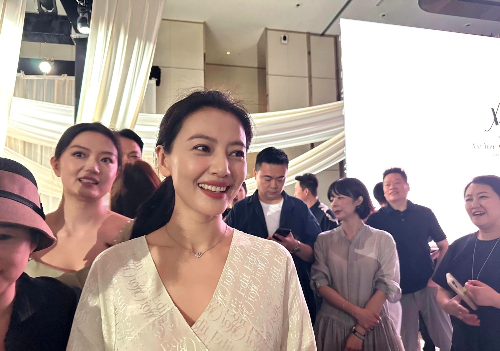 高圆圆赵又廷参加好友婚礼,相视而笑画风超甜,结婚10年却恩爱如初