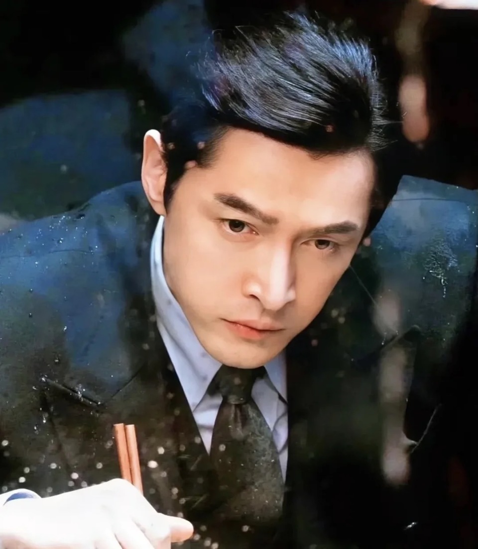 胡歌主演的《繁花》在跨年之际播出,快播完的时候,王凯主演的《大江