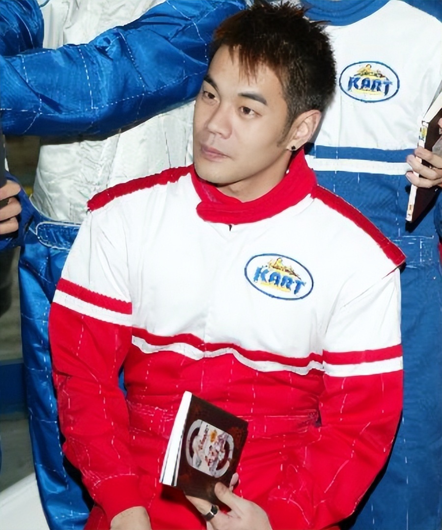 郭世伦又名郭人豪,出生于1978年,曾经是男子组合可米小子的成员,在不