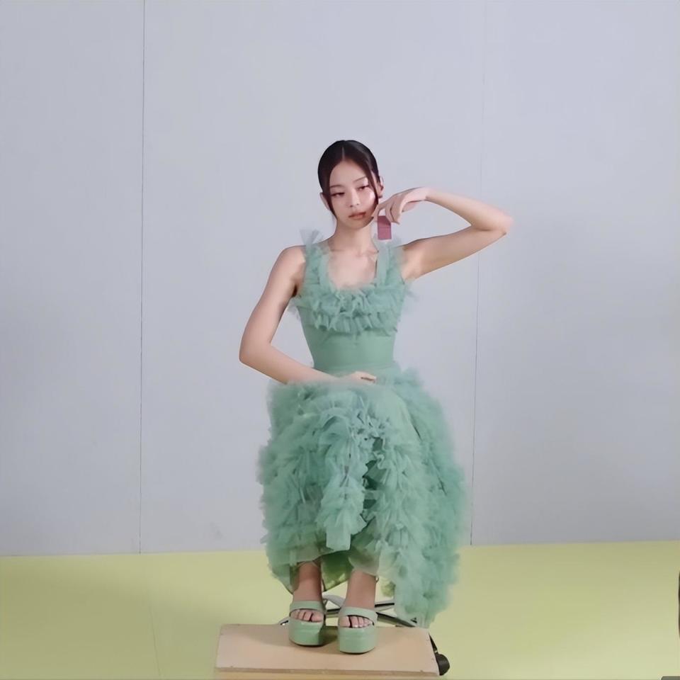 jennie最新香水广告成韩网友热议对象眼神很犀利绿裙也完美