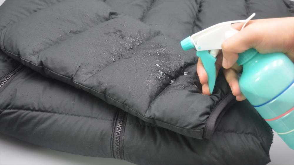 羽绒服的清洗需要注意温度和洗涤方式.