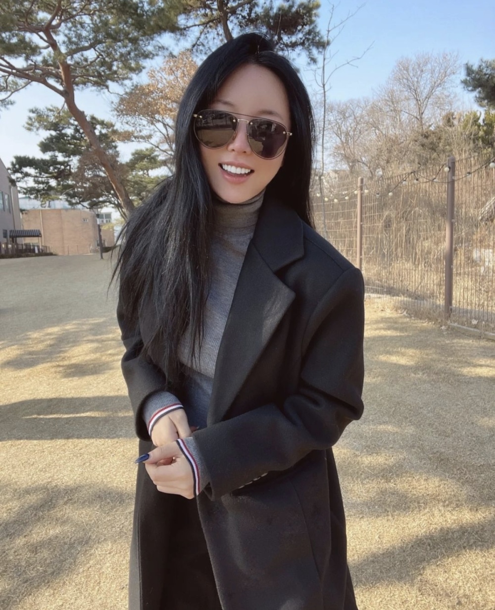 洪真英素颜秀出迷人魅力,墨镜成为她的最佳配饰,粉丝直呼:好冷艳