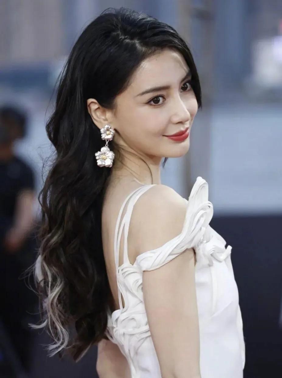 越是看杨颖的账号,越能感觉到她对于流量的需求,以及身为过气明星的不