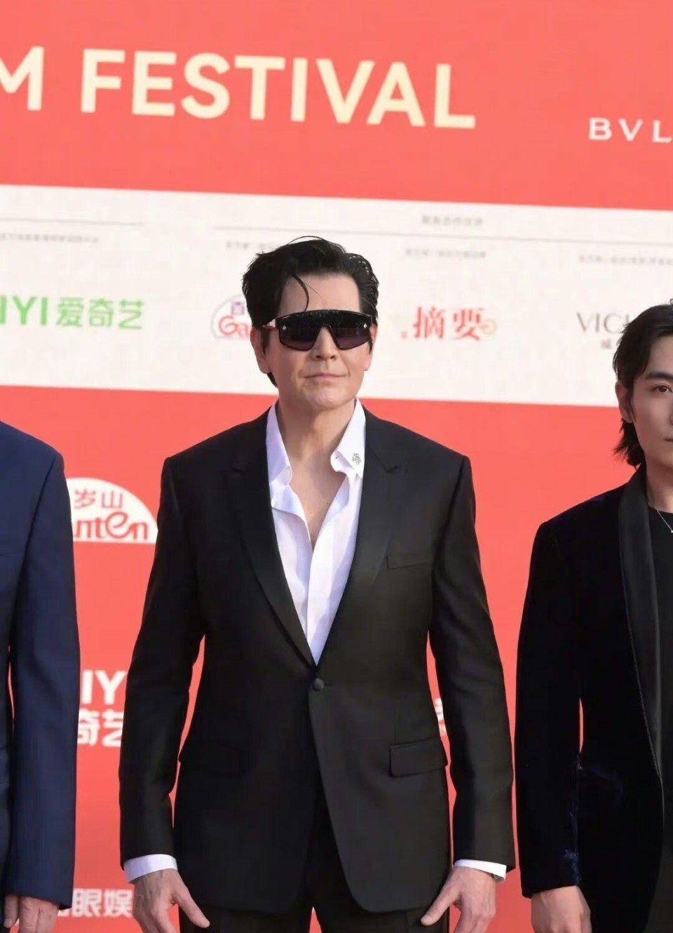 60岁后真的会断崖式衰老吗?看63岁费翔和36岁朱一龙合照就知道了