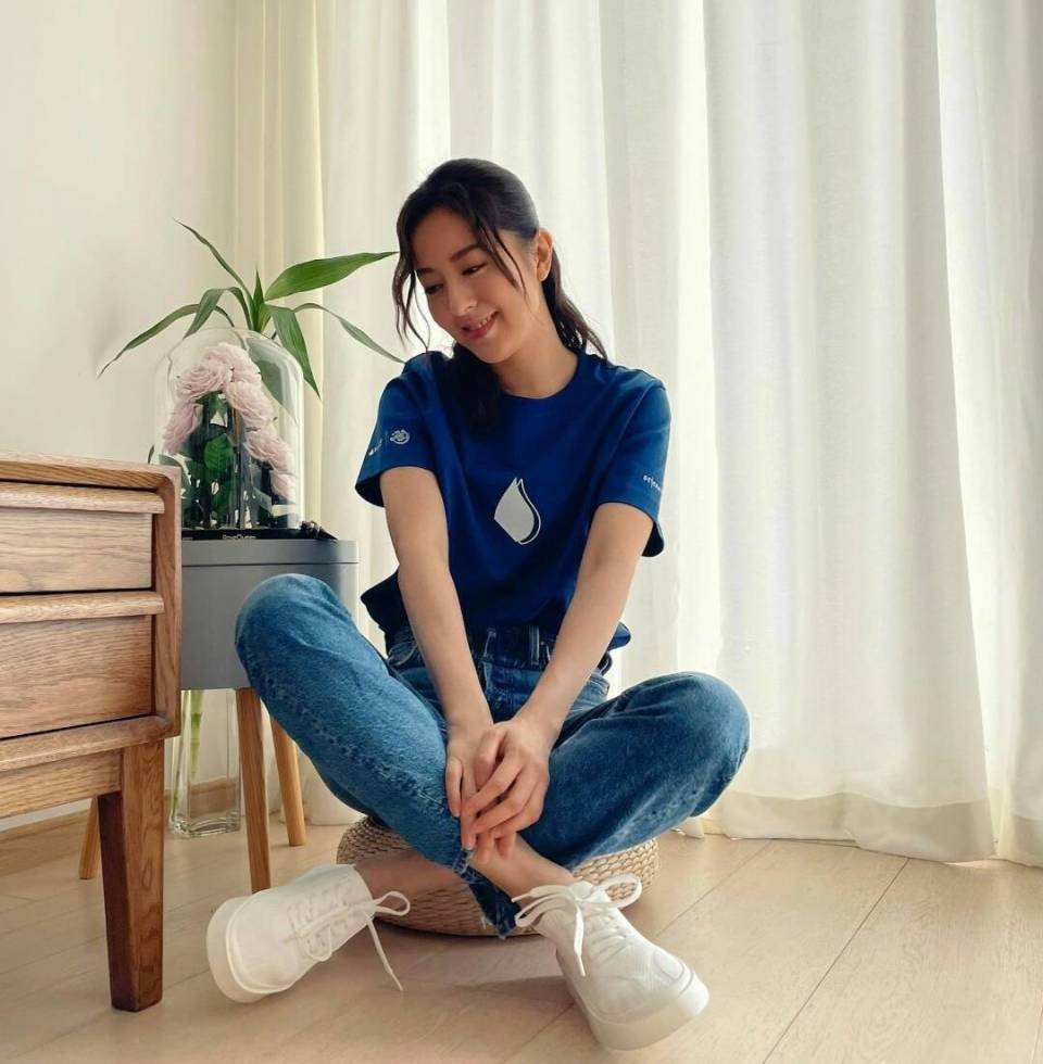 照片可见,唐诗咏的北角海景豪宅以淡雅的色调和简约的设计为主,营造出