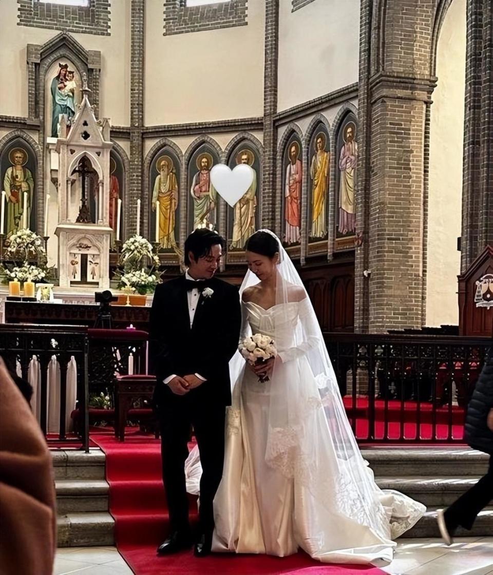 金东旭结婚,新娘是少女时代出道组成员,秀英发合照称,你太美了