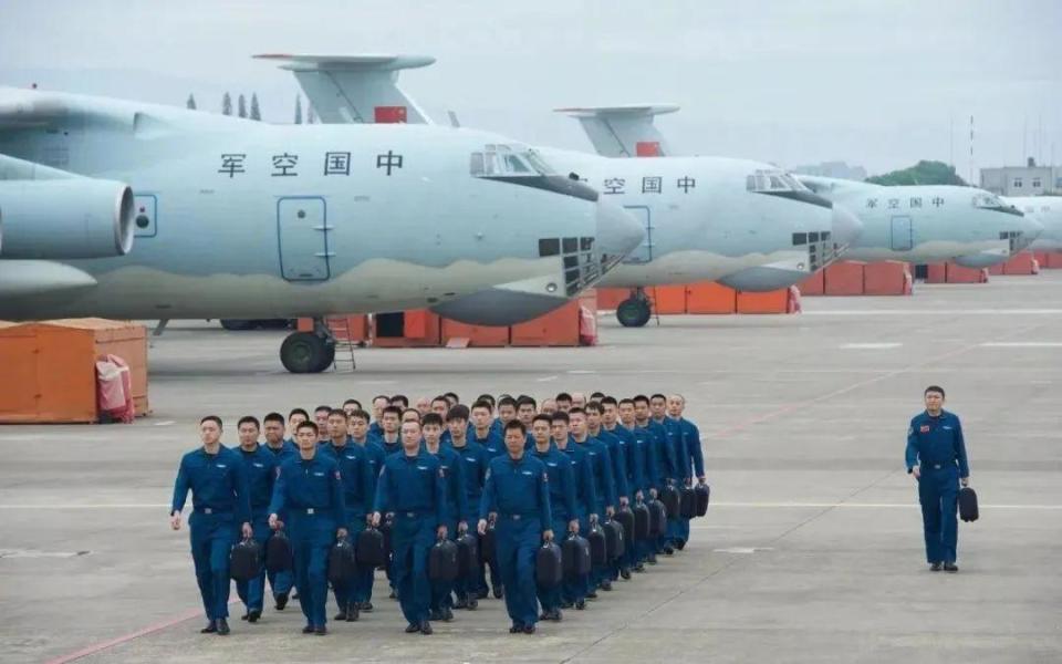 被炸出2米大洞，还能飞200公里落地，50年前设计的伊尔76有多强？_腾讯新闻